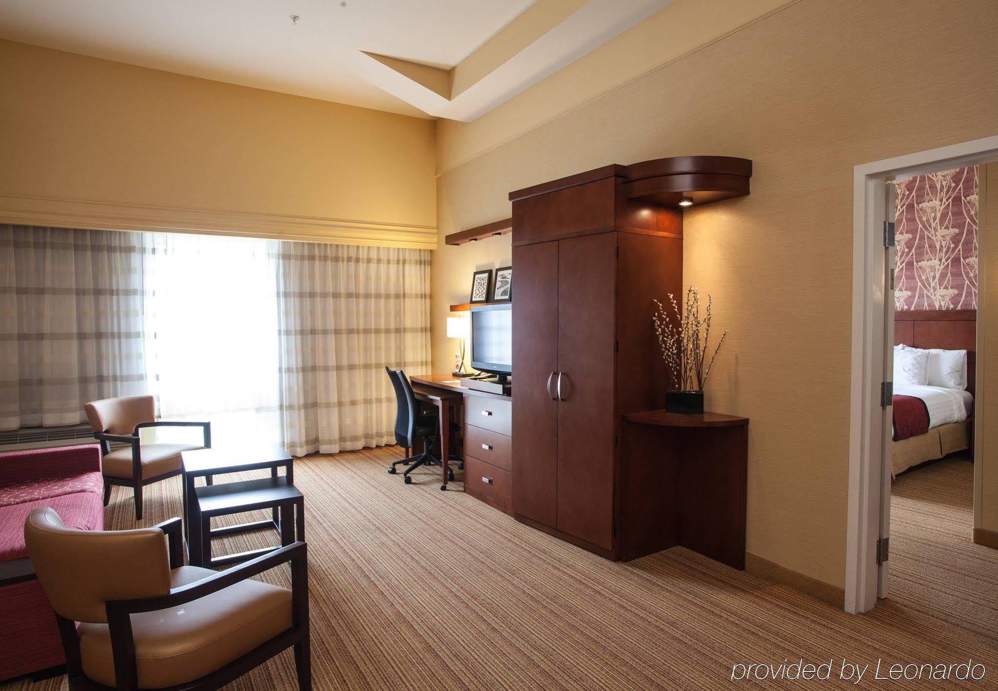 Courtyard By Marriott York Hotel Exterior photo