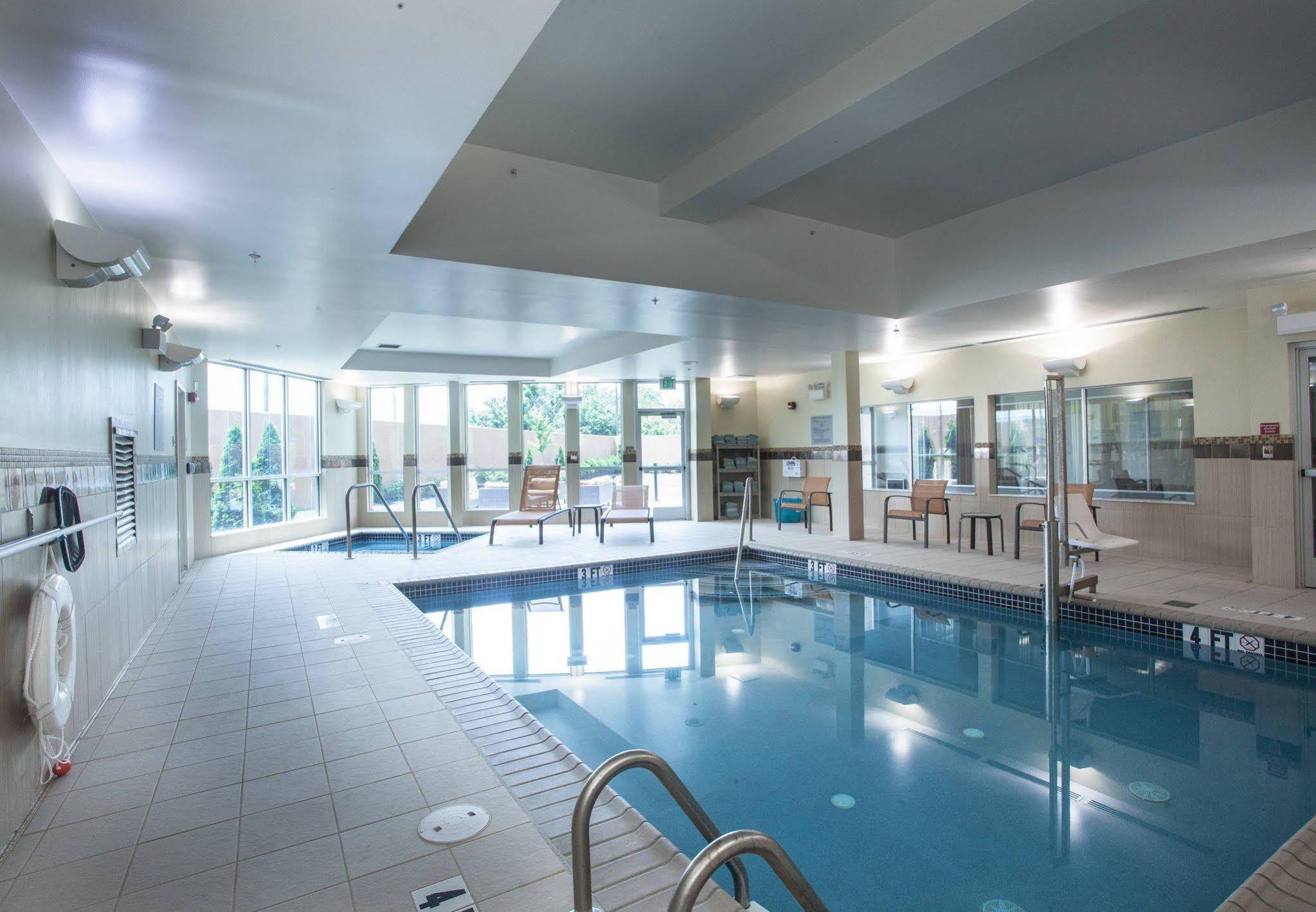 Courtyard By Marriott York Hotel Exterior photo