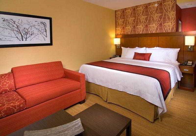 Courtyard By Marriott York Hotel Exterior photo