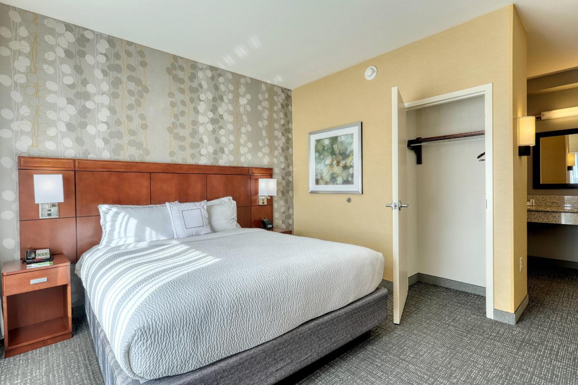 Courtyard By Marriott York Hotel Exterior photo