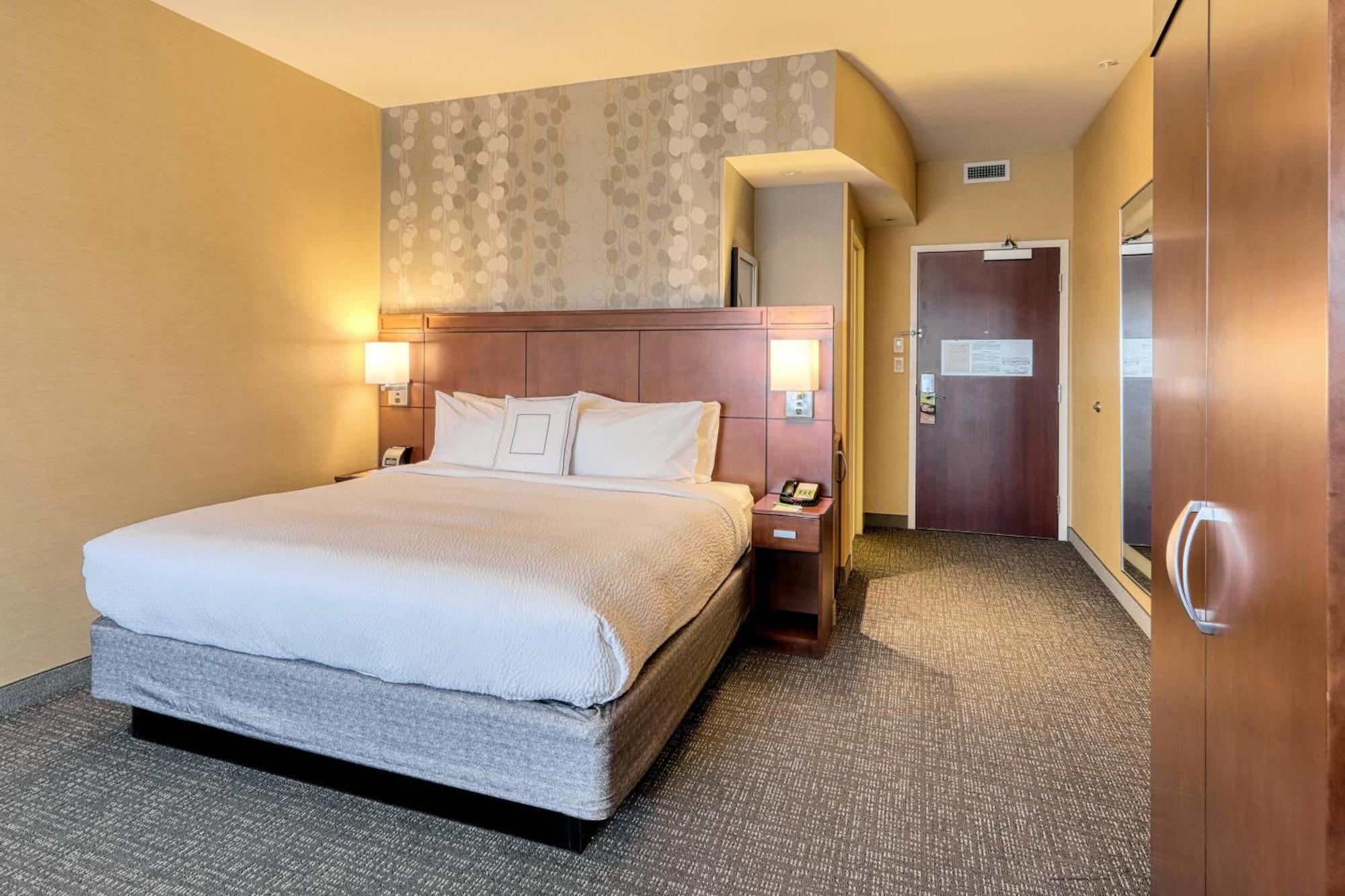 Courtyard By Marriott York Hotel Exterior photo